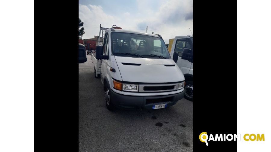 Iveco Mod. IVECO Vers. IVECO | Leggero Cabinato <= 35 q.li Cassone fisso con Gru | INDUSTRIAL CARS S.P.A